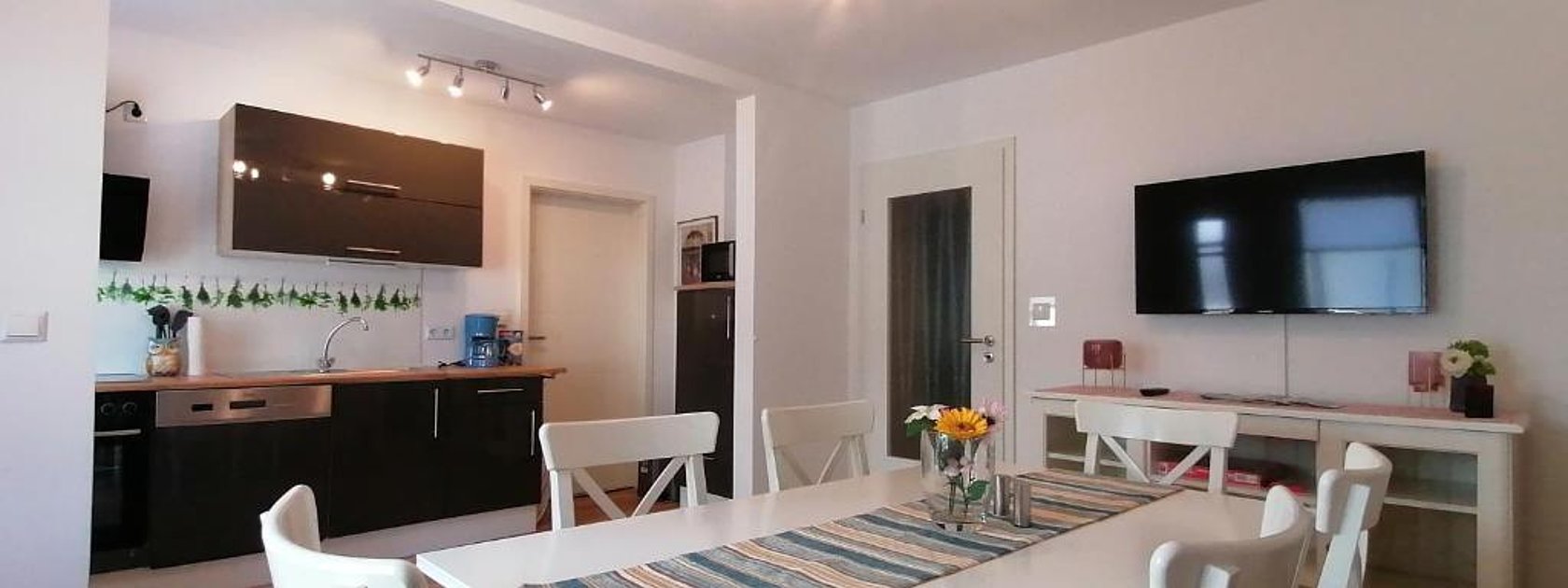 Küche und Wohnzimmer in der Ferienwohnung