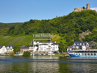 Aussenansicht Villa Mosella mit Mosel und Burg