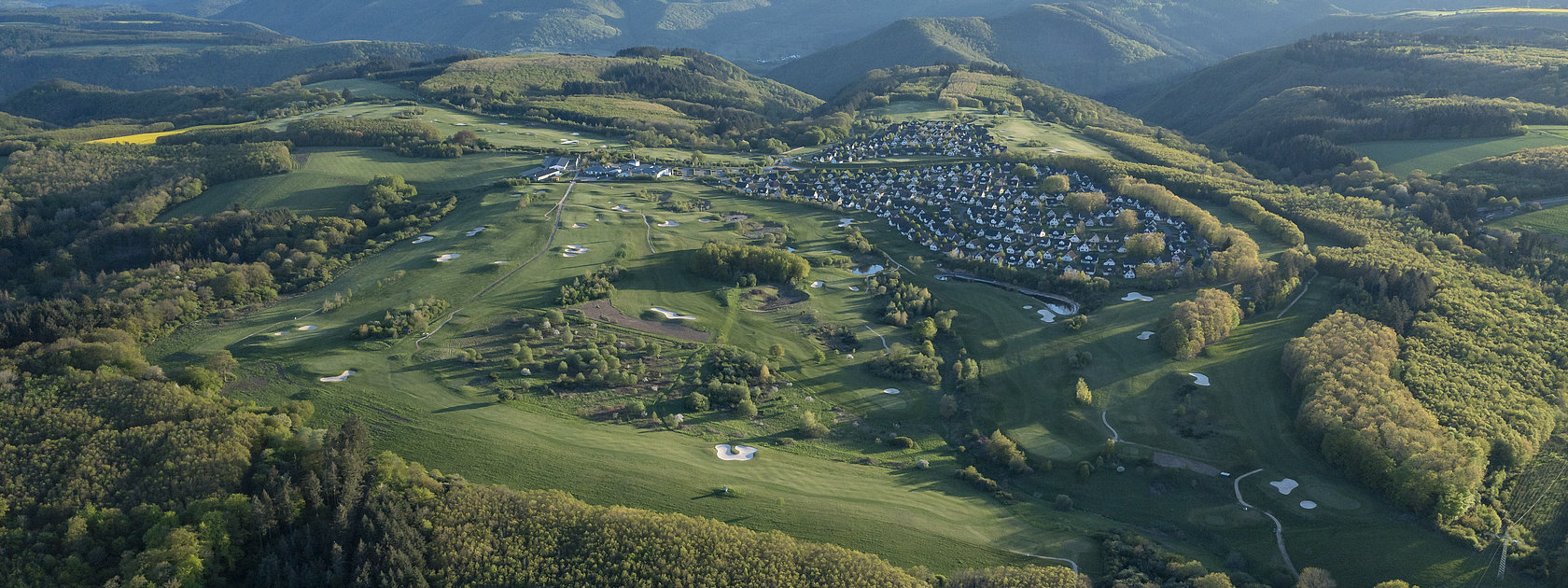 Blick auf die Anlage des Golfclubs Cochem in Vogelperspektive