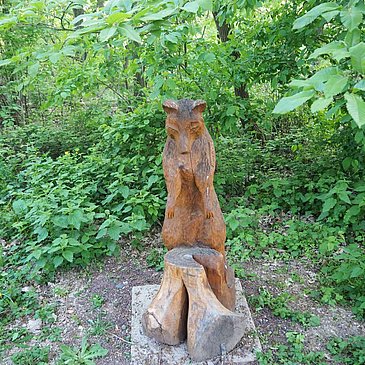 Schnitzkunst auf dem Wanderweg