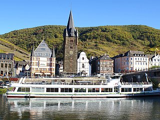 Schiffsanleger vor historischer Kulisse