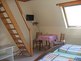ZImmer mit Treppe zur Empore