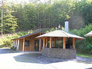Grill- und Schutzhütte im Wald von  Burgen