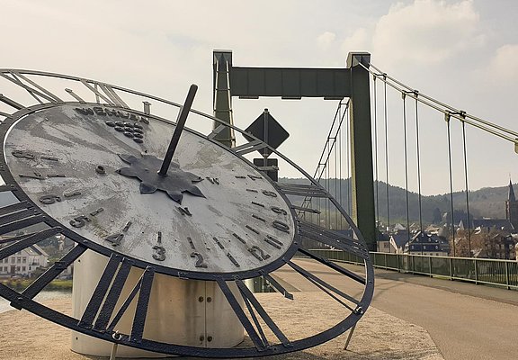 Sonnenuhr bei der Hängebrücke Wehlen
